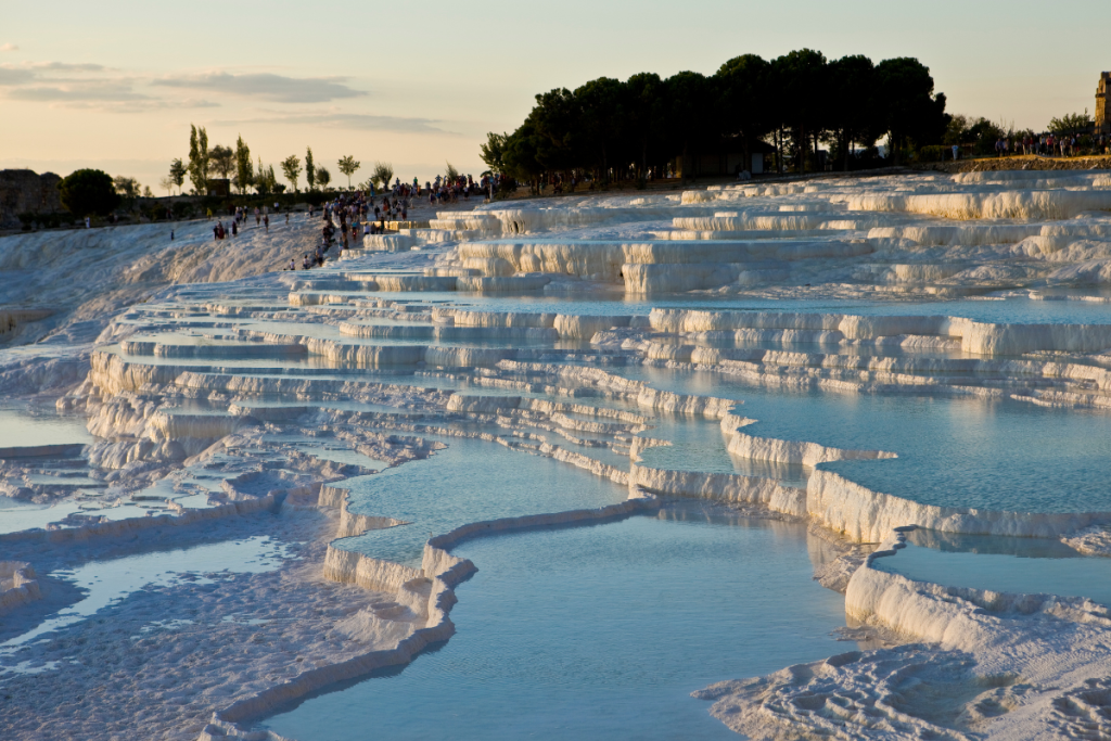 Pamukkale, na Turquia, é conhecida por suas piscinas naturais que parecem castelos de algodão