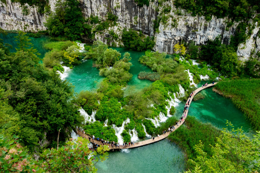 Um lugar incrível para conhecer nos balcãs e patrimônio croata da UNESCO, os lagos de Plitvice são impressionantes.