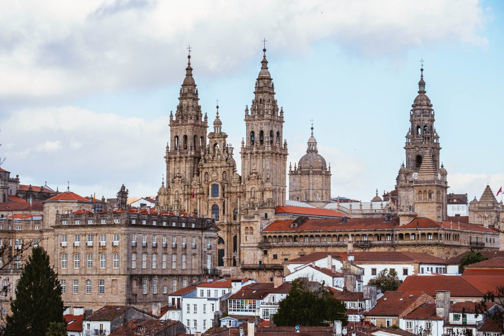 Santiago de Compostela  fica no sul da Espanha e é muito visitado por católicos