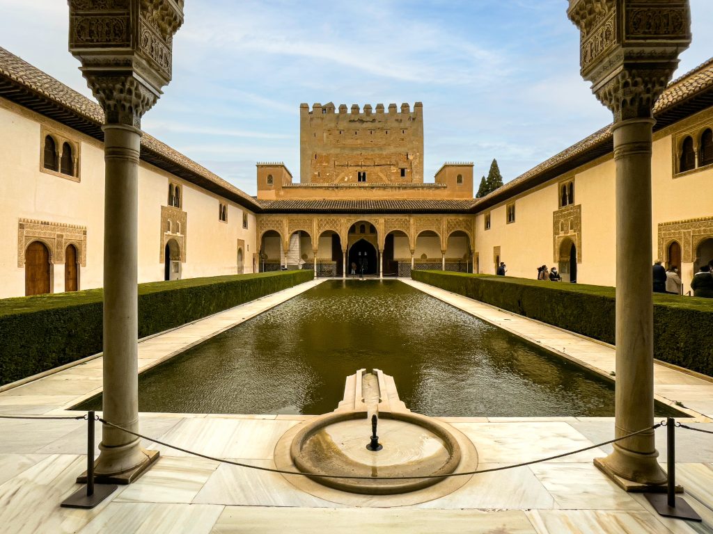 Os maravilhosos jardins de Alhambra são um deleite para os olhos.