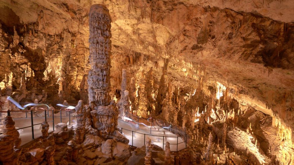 Formações rochosas da caverna de Postojna que é uma das mais famosas do mundo.