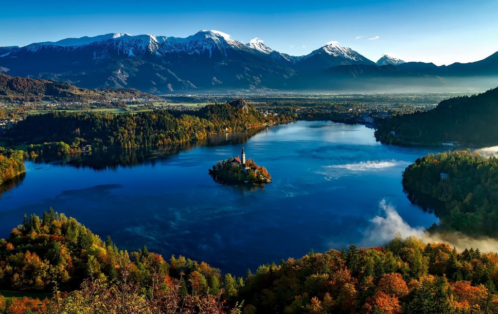 Um dos lugares incríveis para se conhecer nos Balcãs é a cidade de Bled, com seu famoso lago estonteante