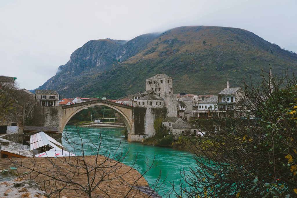 Um dos lugares incríveis para conhecer nos Balcãs é a cidade de Mostar