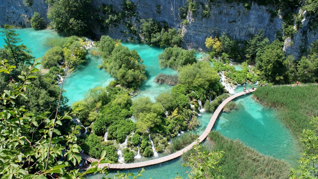 as maravilhosas águas cristalinas dos Lagos de Plitvice encantam os visitantes