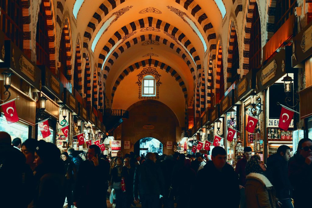 Interior do Grande Bazar em Istambul, na Turquia