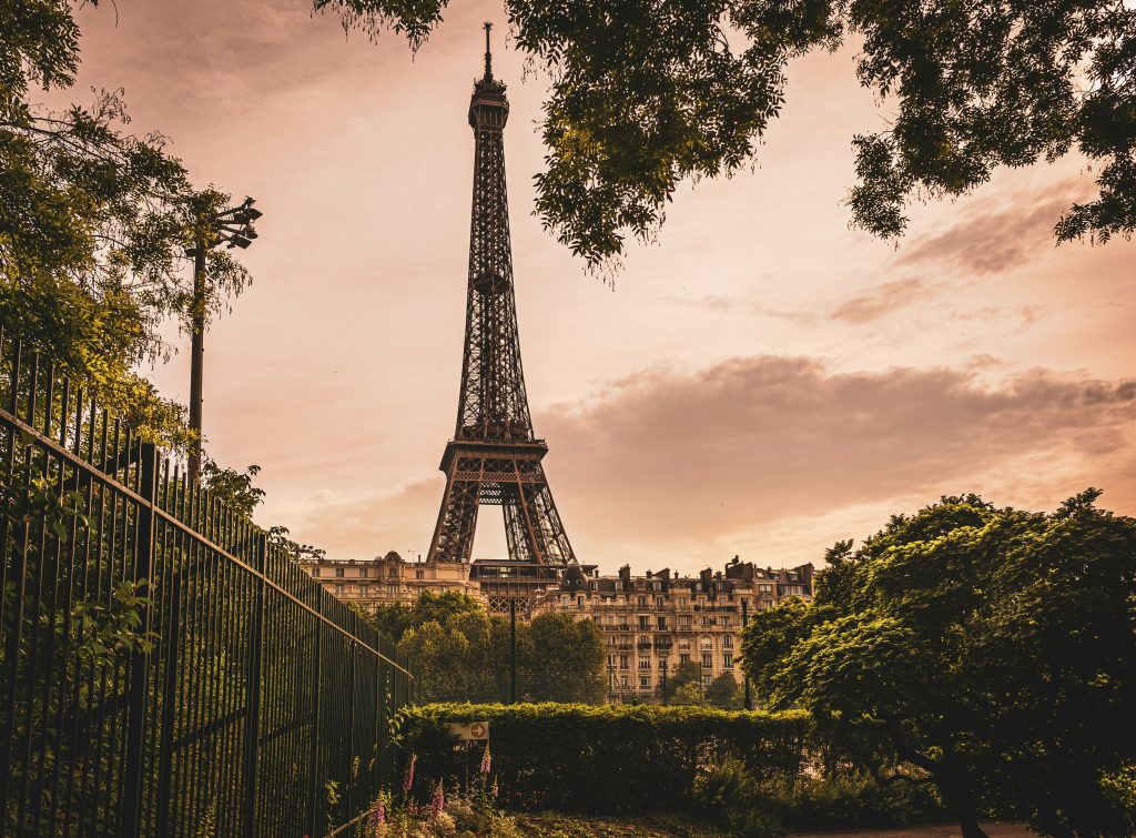 O grande marco de Paris, a Torre Eiffel