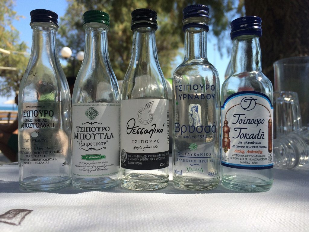 O ouzo é uma bebida típica da Grécia