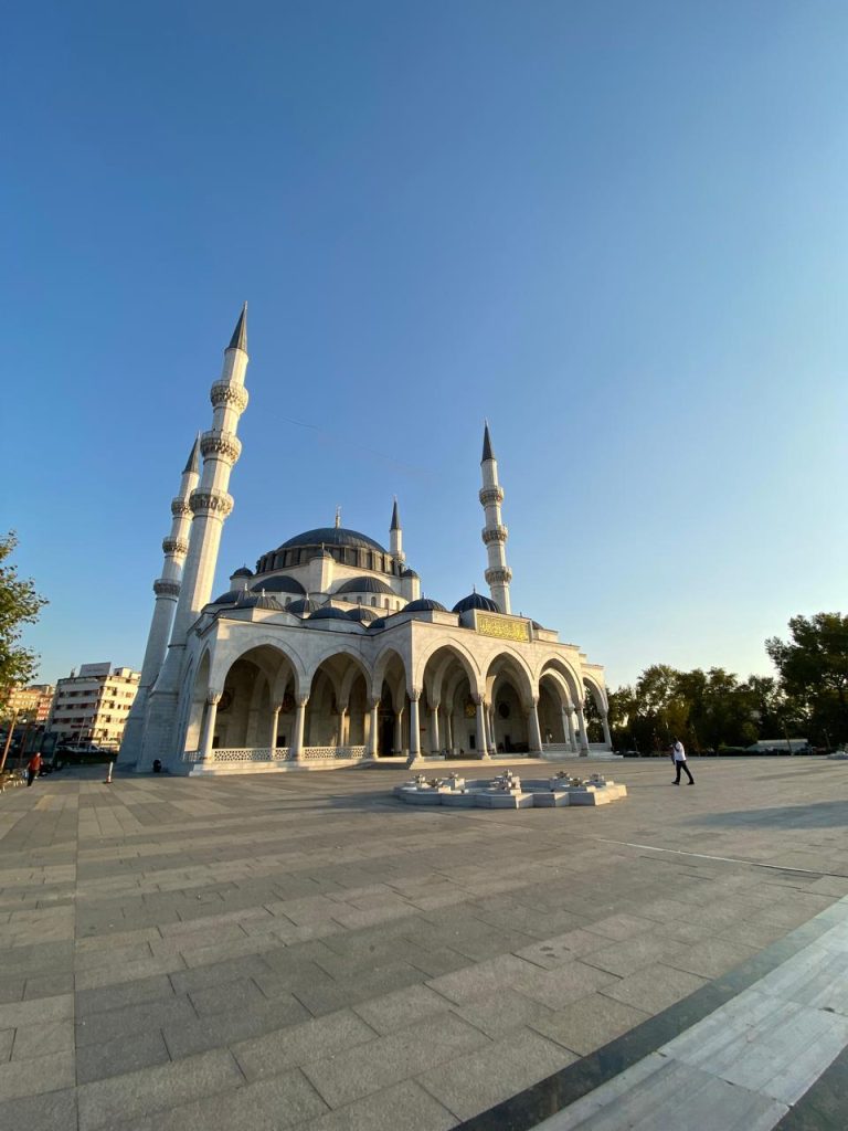 Mesquita localizada no centro de Ankara na Turquia
